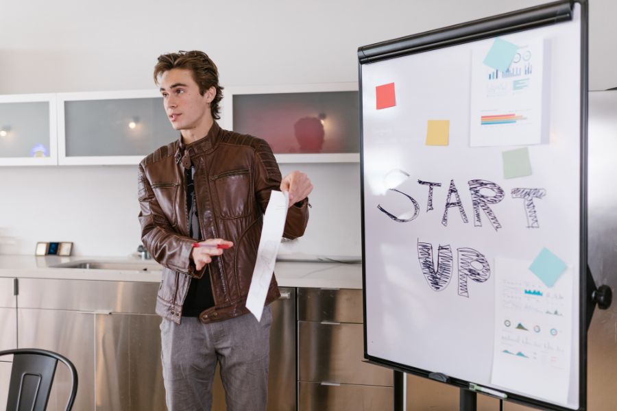 Emprendedor presentando su proyecto de startup