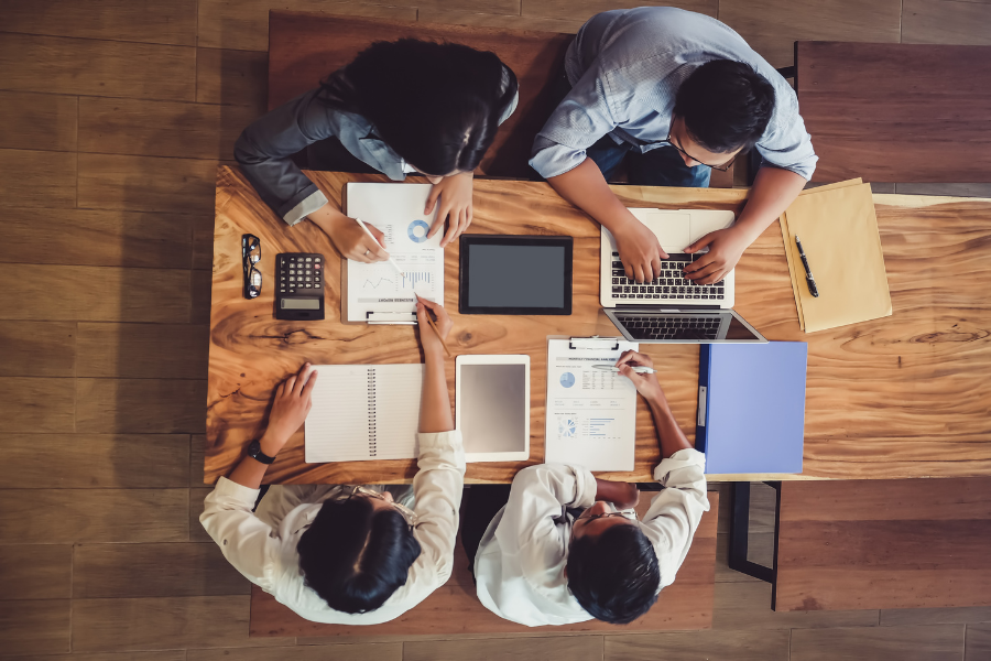 Equipo analizando riesgos y documentación legal de una startup