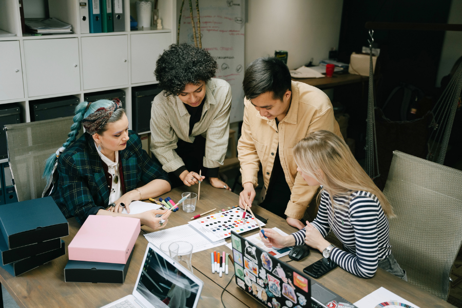 Equipo de Ling Aretz trabajando en estrategia de marca para una startup