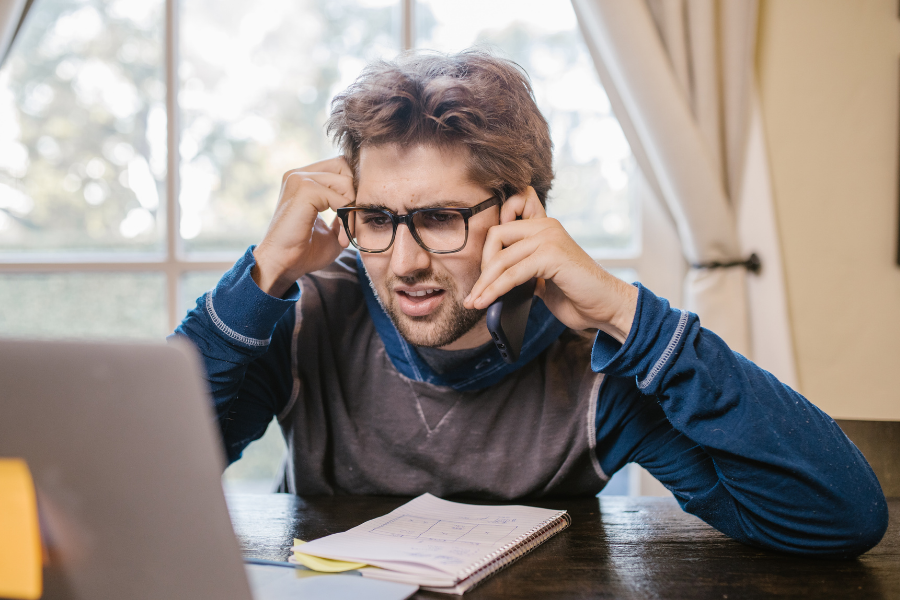 Trabajador evaluando su situación laboral antes de tomar una decisión